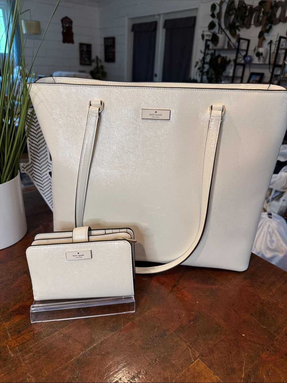 💕kate spade Crinkle Patent Leather Tote (CLSH) - Picture 16 of 16
